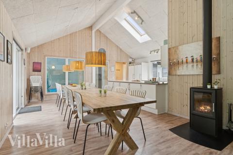 Det er plass til 18 personer i det store lyse oppholdsrommet i luksushus nr. 320.