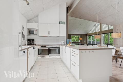 Kjøkkenet i luksushus nr. 320 er fullt utstyrt så dere lett kan lage mat til 18 personer.