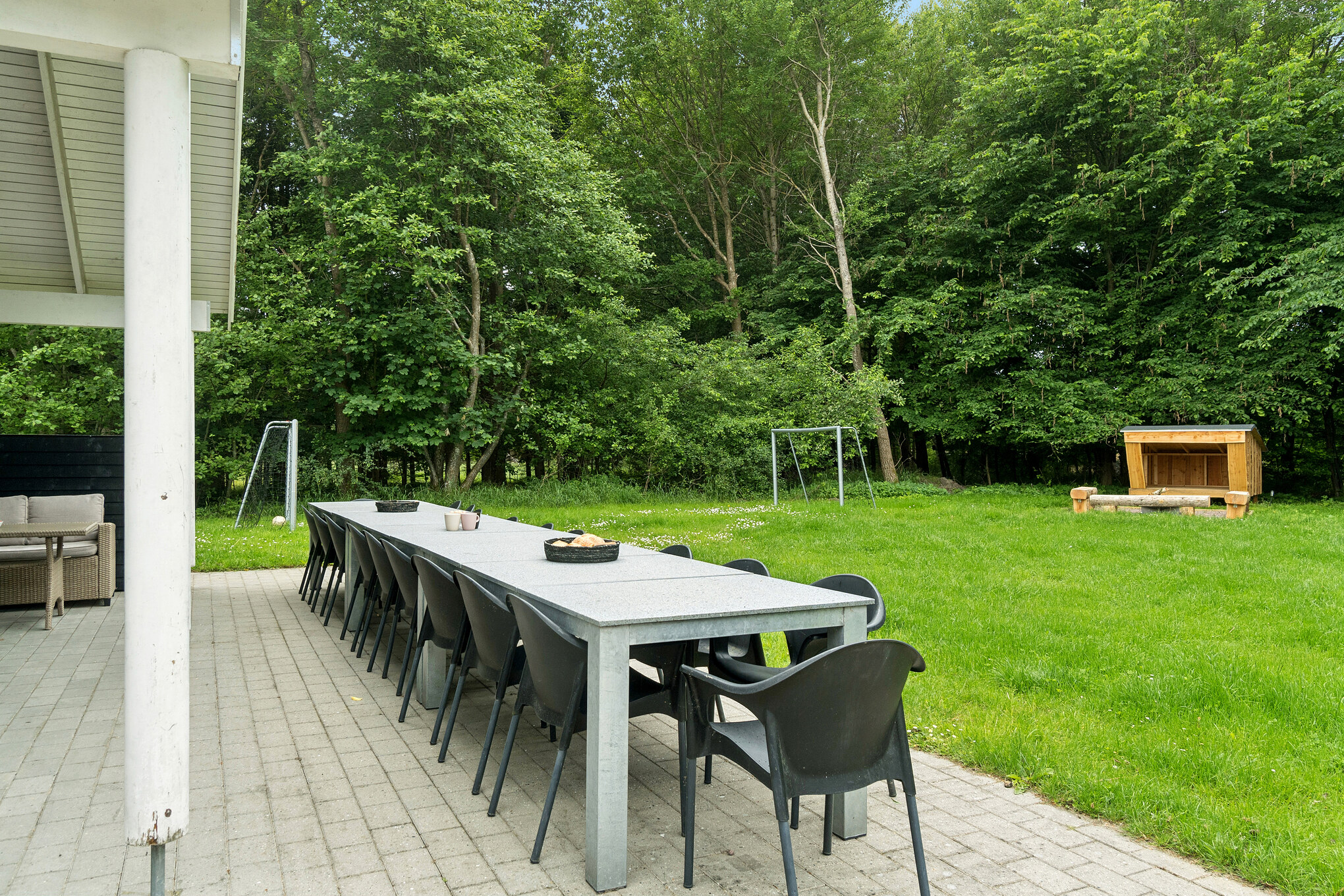 Nyt en grillkveld på terrassen i luksushus nr. 320 i Østjylland