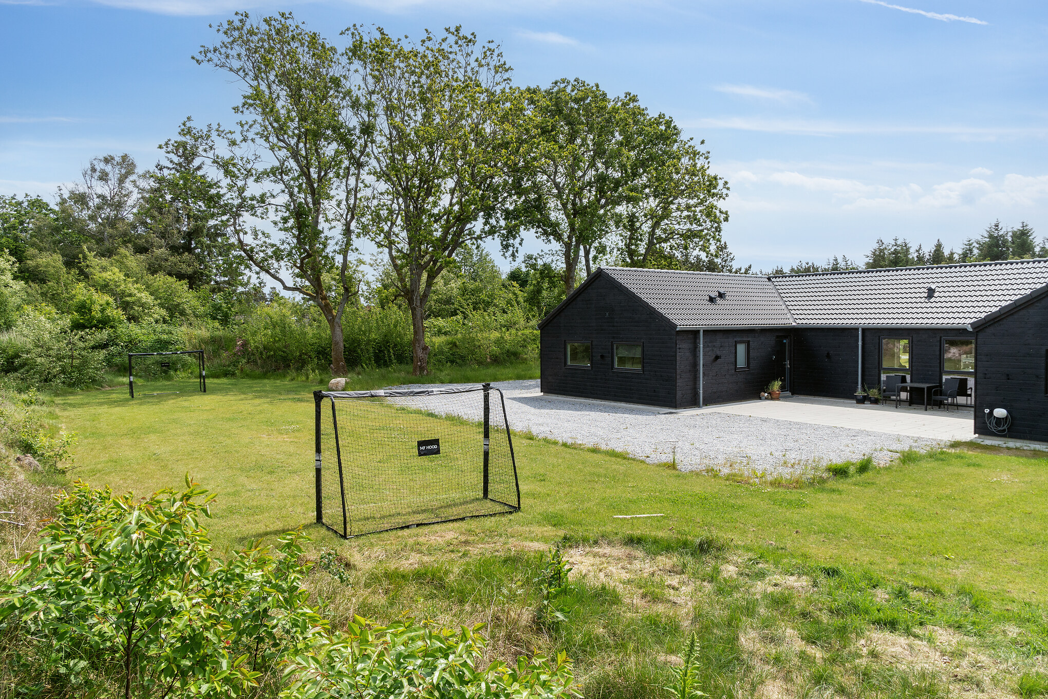 I det attraktive feriehuset nr. 627 i Vestjylland finnes det mengder av utendørsaktiviteter, som leketårn og huskestativ.