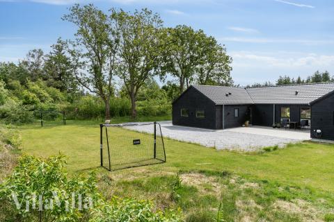 I det attraktive feriehuset nr. 627 i Vestjylland finnes det mengder av utendørsaktiviteter, som leketårn og huskestativ.