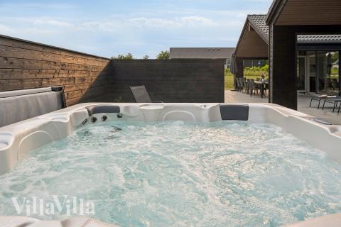 Nyt varmen i boblebadet i luksushus nr. 632 i Sydjylland