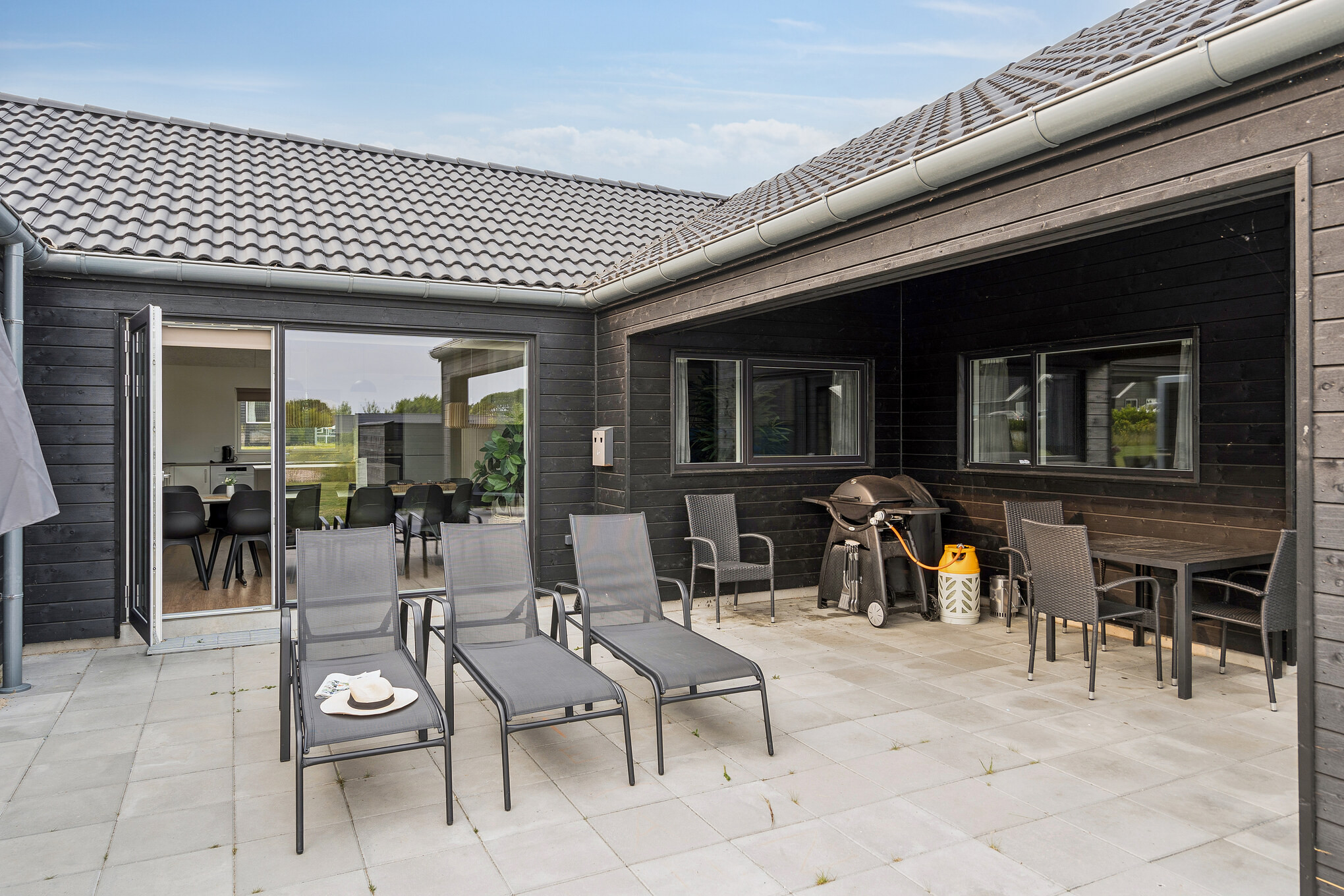 Nyt en grillkveld på terrassen i luksushus nr. 632 i Sydjylland