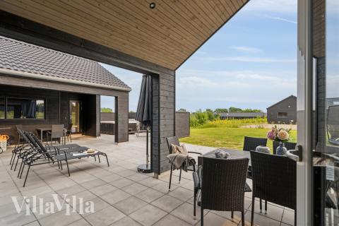 På terrassen i feriehus nr. 632 er det plass til 18 personer.