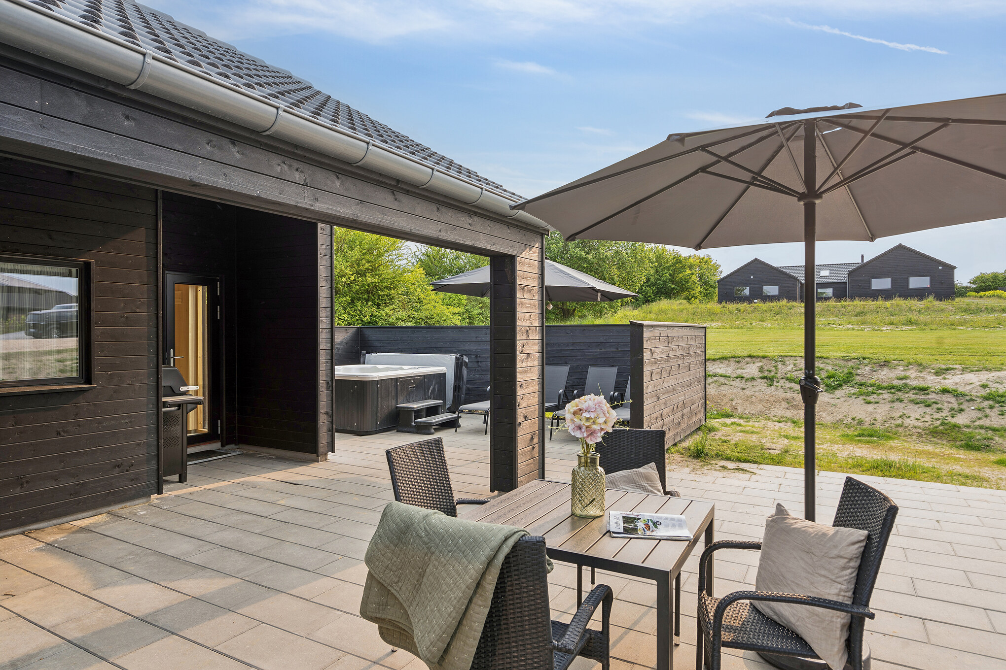 Nyt en grillkveld på terrassen i luksushus nr. 662 i Sydjylland