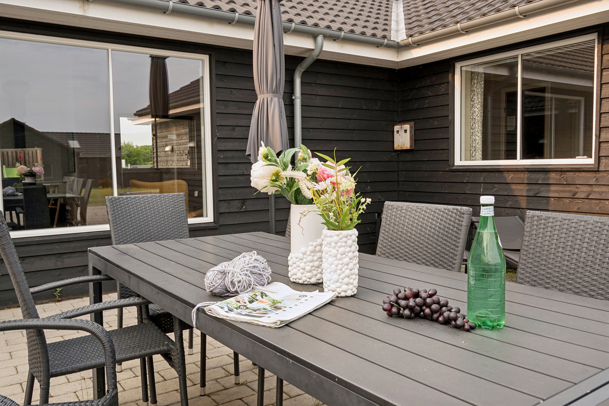 Nyt en grillkveld på terrassen i luksushus nr. 508 i Sydjylland