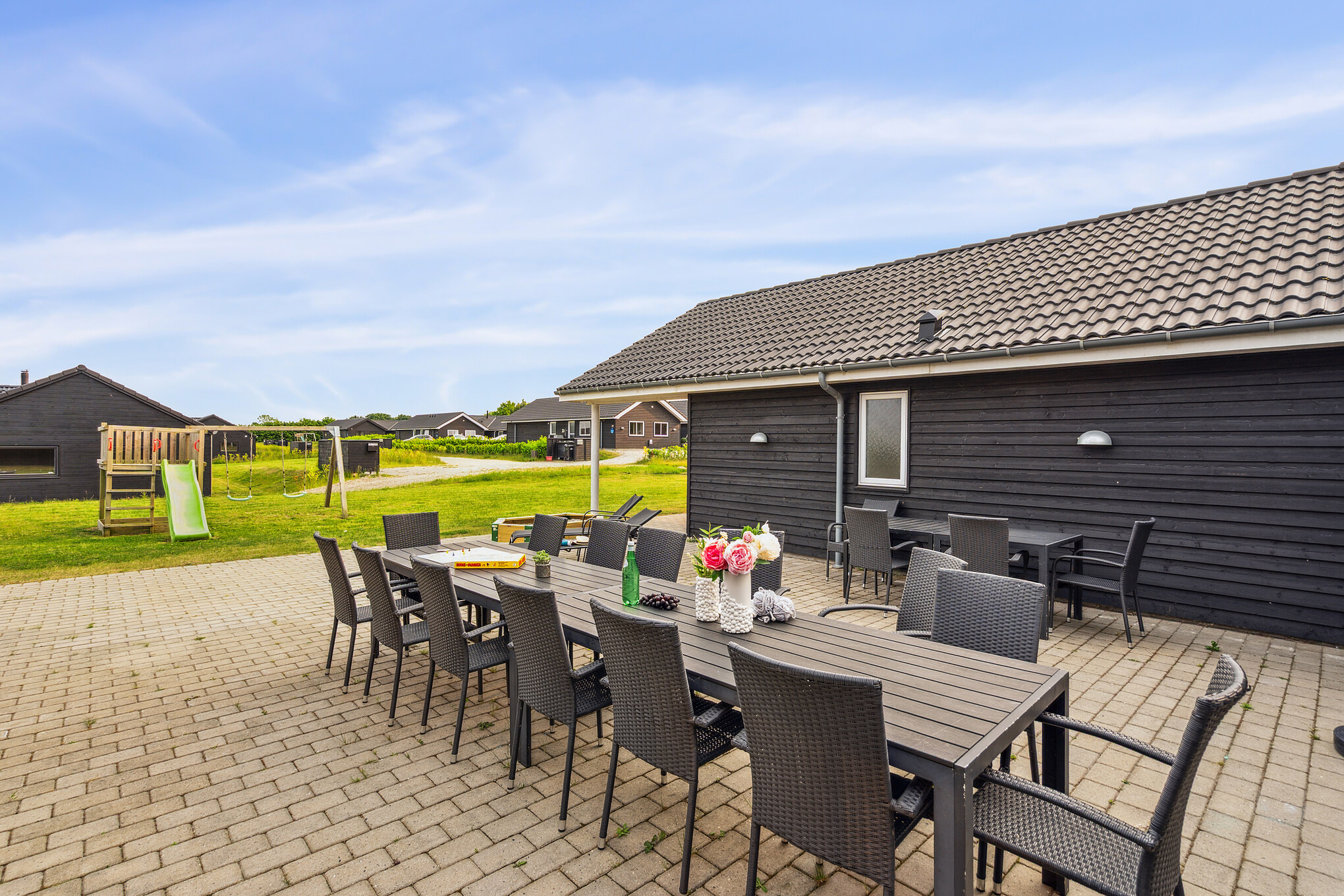 På terrassen i feriehus nr. 508 er det plass til 20 personer.