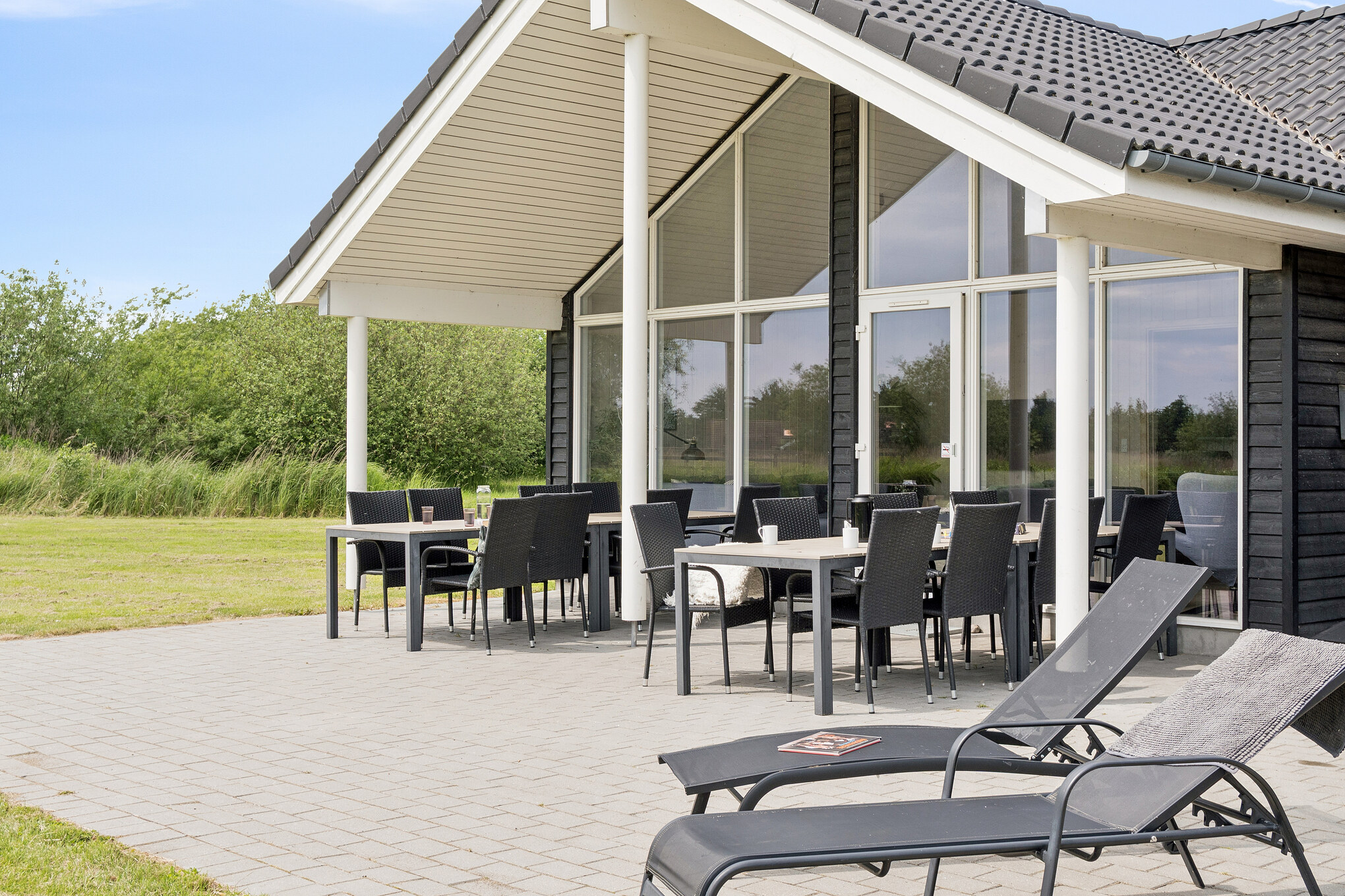 Nyt en grillkveld på terrassen i luksushus nr. 459 i Lolland/Falster/Møn