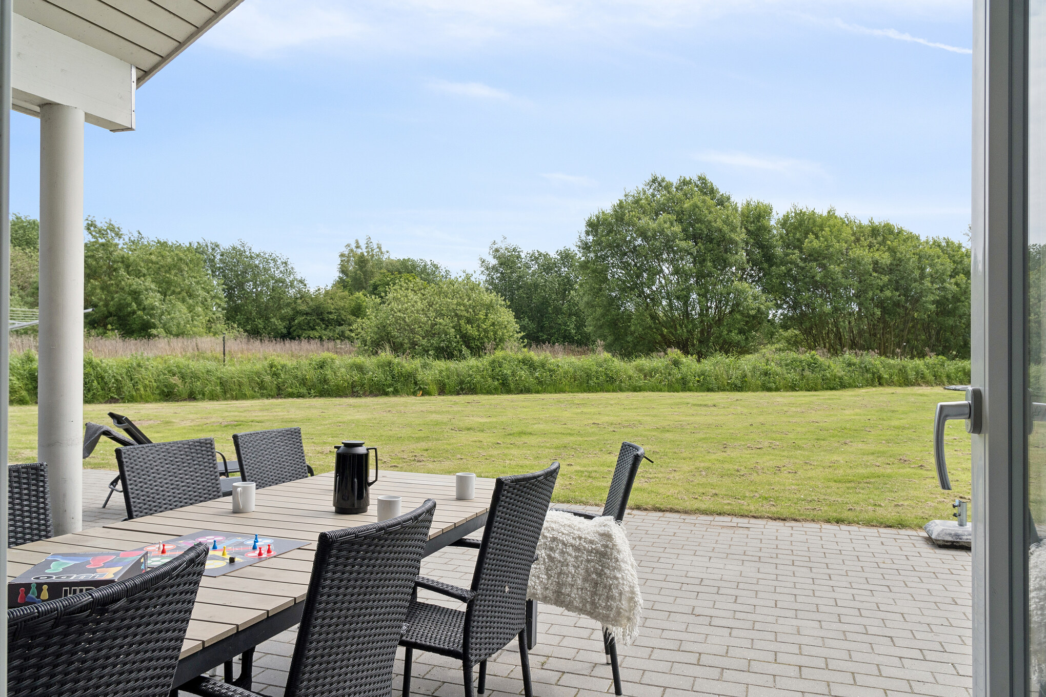 På terrassen i feriehus nr. 459 er det plass til 16 personer.