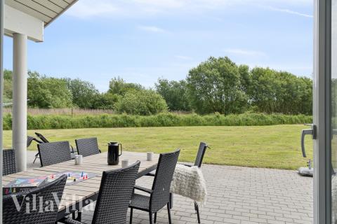 På terrassen i feriehus nr. 459 er det plass til 16 personer.