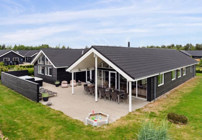 Dette lekre huset med svømmebasseng, nr. 458, med plass til 18 personer, ligger i Vestjylland
