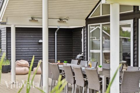 Nyt en grillkveld på terrassen i luksushus nr. 458 i Vestjylland