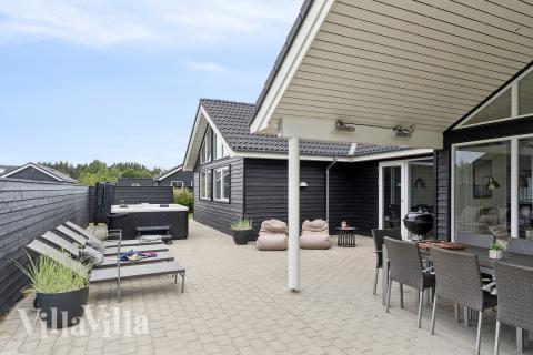 På terrassen i feriehus nr. 458 er det plass til 18 personer.