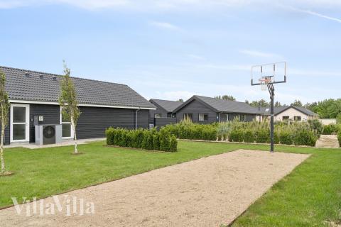 I det attraktive feriehuset nr. 458 i Vestjylland finnes det mengder av utendørsaktiviteter, som leketårn og huskestativ.