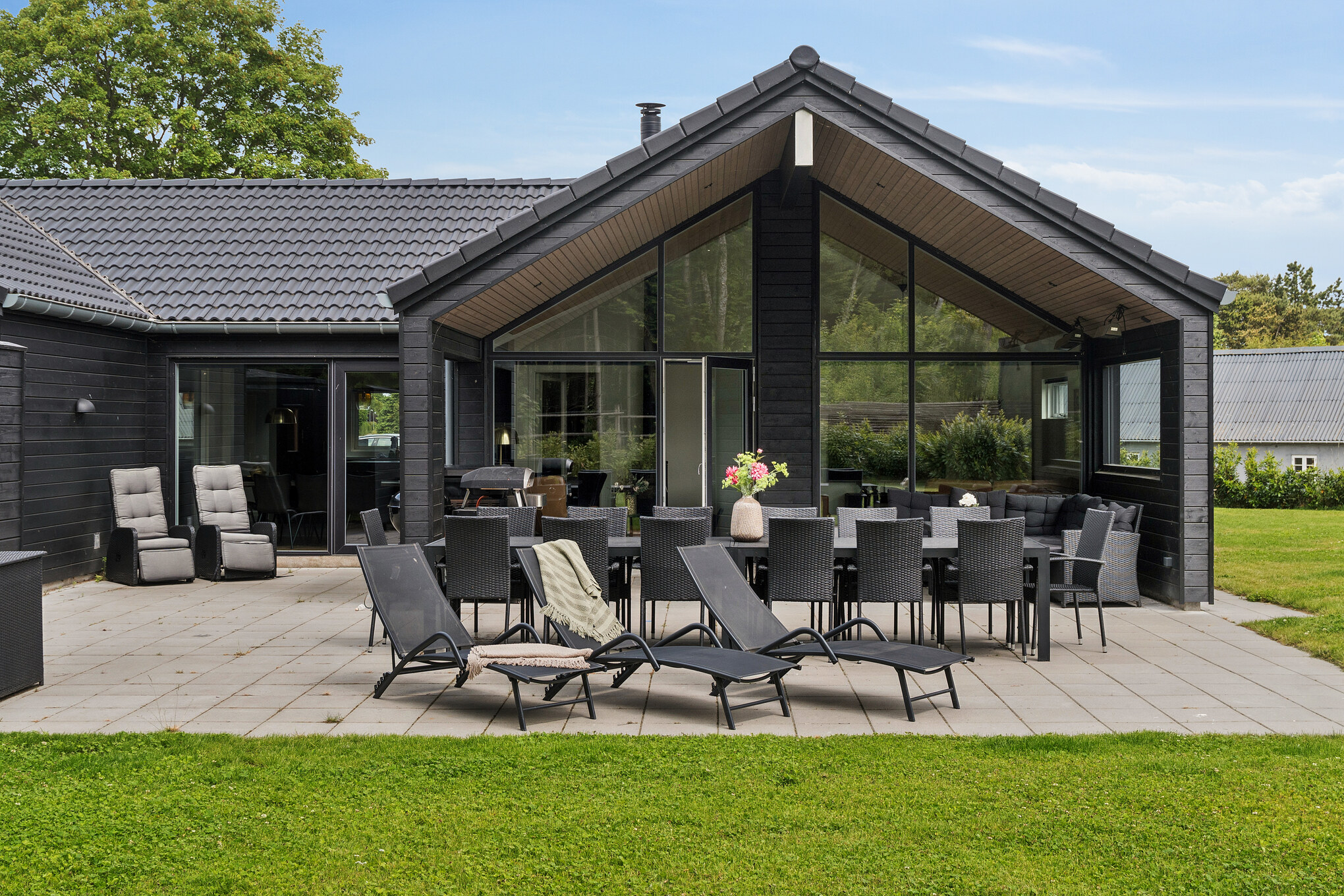 Luksushus nr. 584 har en deilig terrasse med gode hagemøbler til 14 personer.