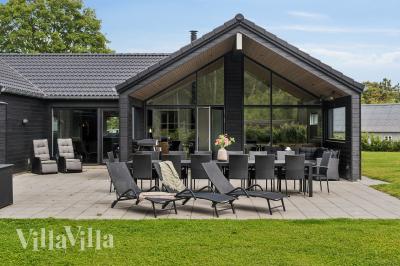 Luksushus nr. 584 har en deilig terrasse med gode hagemøbler til 14 personer.