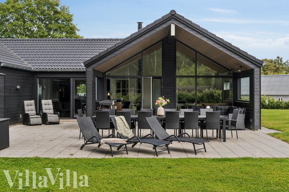 Luksushus nr. 584 har en deilig terrasse med gode hagemøbler til 14 personer.