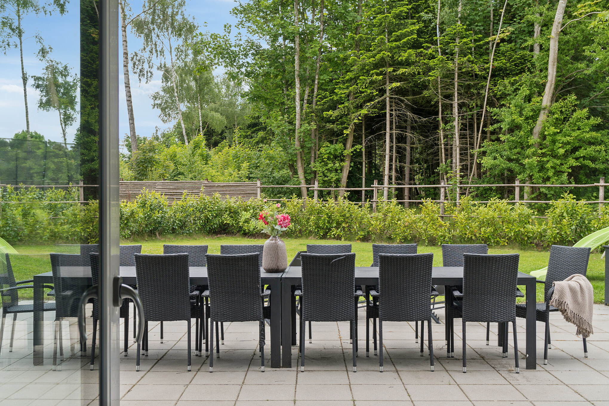 Nyt en grillkveld på terrassen i luksushus nr. 584 i Nordsjælland