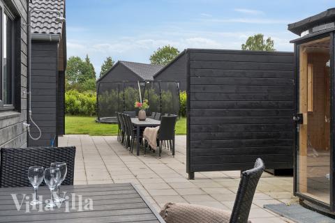 På terrassen i feriehus nr. 584 er det plass til 14 personer.