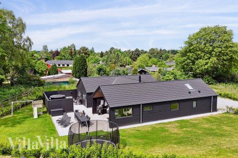 Dette lekre huset med svømmebasseng, nr. 584, med plass til 14 personer, ligger i Nordsjælland