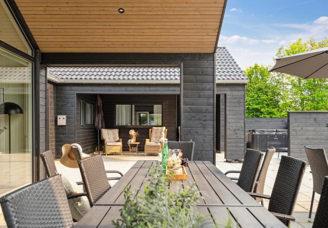 Luksushus nr. 631 har en deilig terrasse med gode hagemøbler til 18 personer.