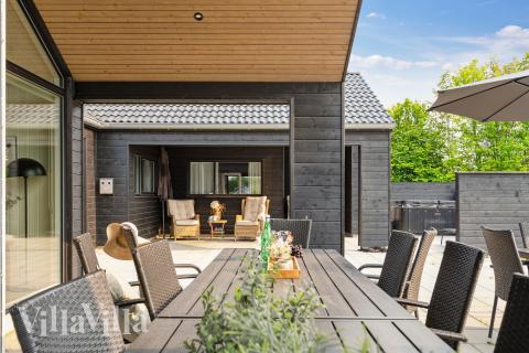 Luksushus nr. 631 har en deilig terrasse med gode hagemøbler til 18 personer.