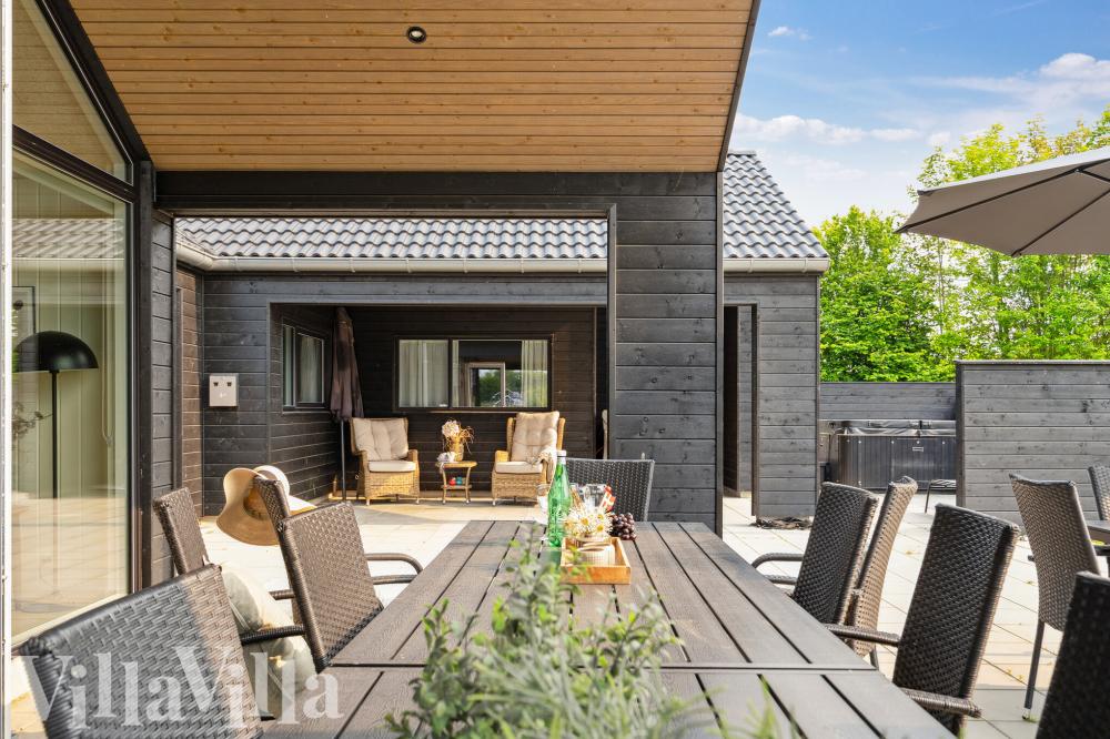 Luksushus nr. 631 har en deilig terrasse med gode hagemøbler til 18 personer.