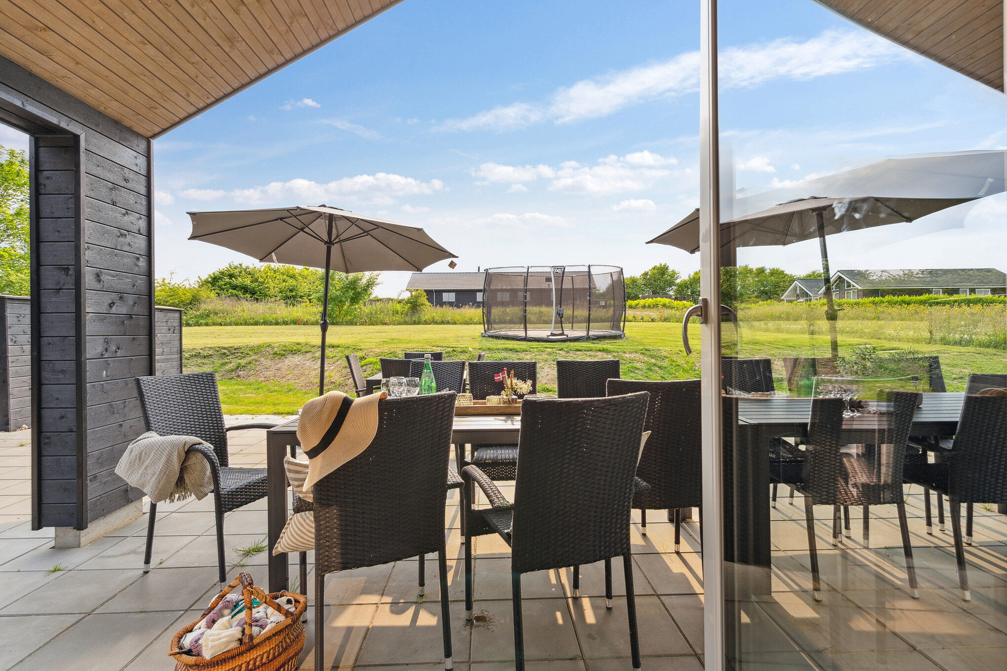 Nyt en grillkveld på terrassen i luksushus nr. 631 i Sydjylland