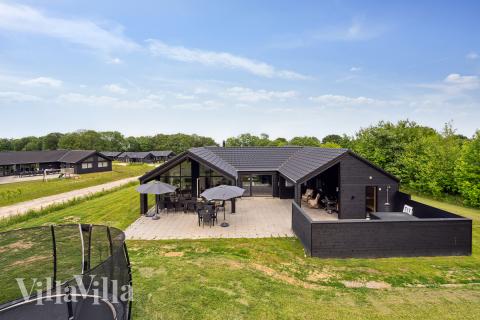 Dette lekre huset med svømmebasseng, nr. 631, med plass til 18 personer, ligger i Sydjylland