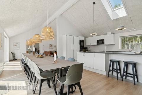 Det er plass til 26 personer i det store lyse oppholdsrommet i luksushus nr. 807.