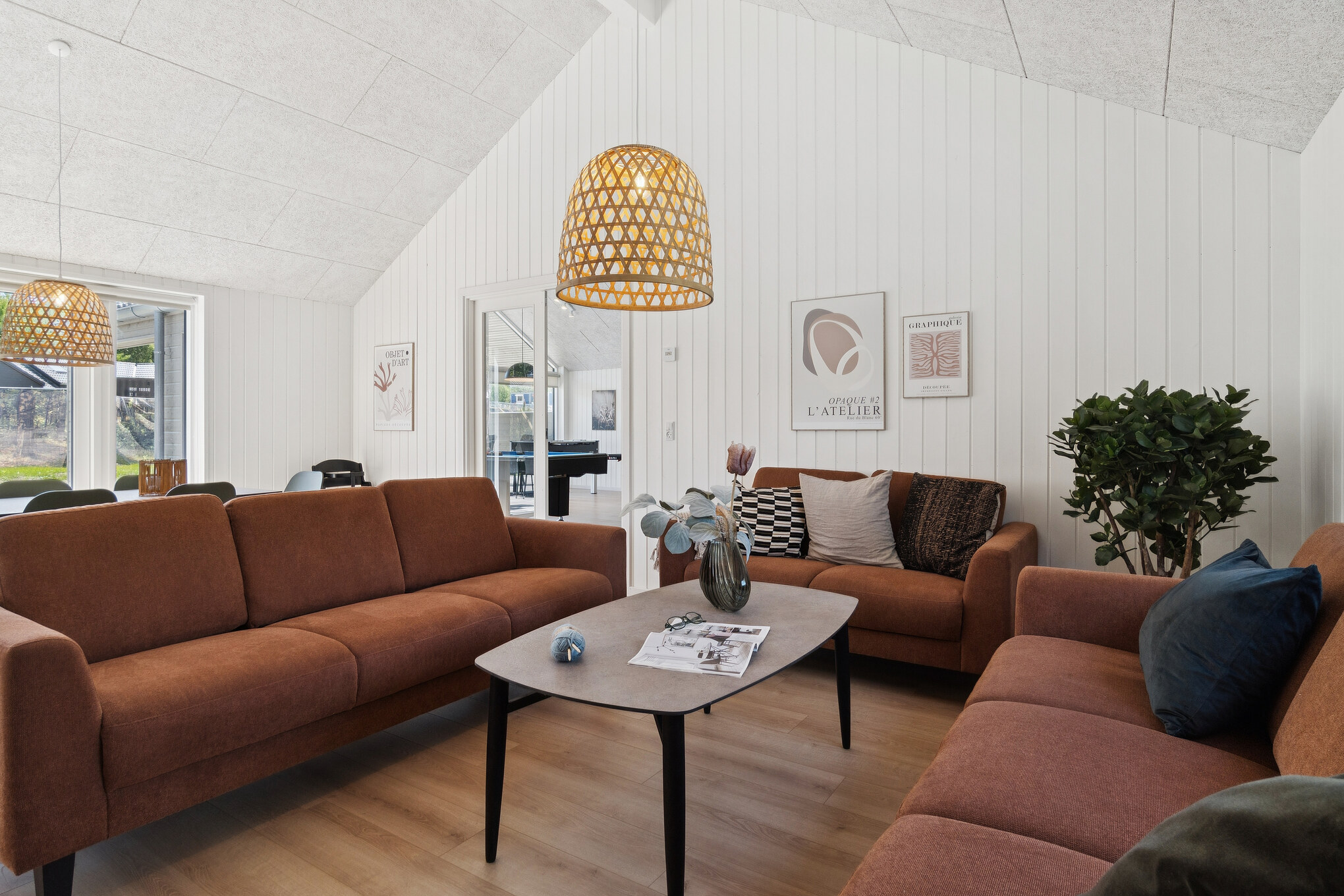 Sofaen i luksushus nr. 807 i Østjylland er perfekt for å hygge seg med et brettspill eller se en film sammen.