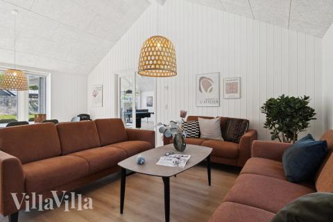Sofaen i luksushus nr. 807 i Østjylland er perfekt for å hygge seg med et brettspill eller se en film sammen.