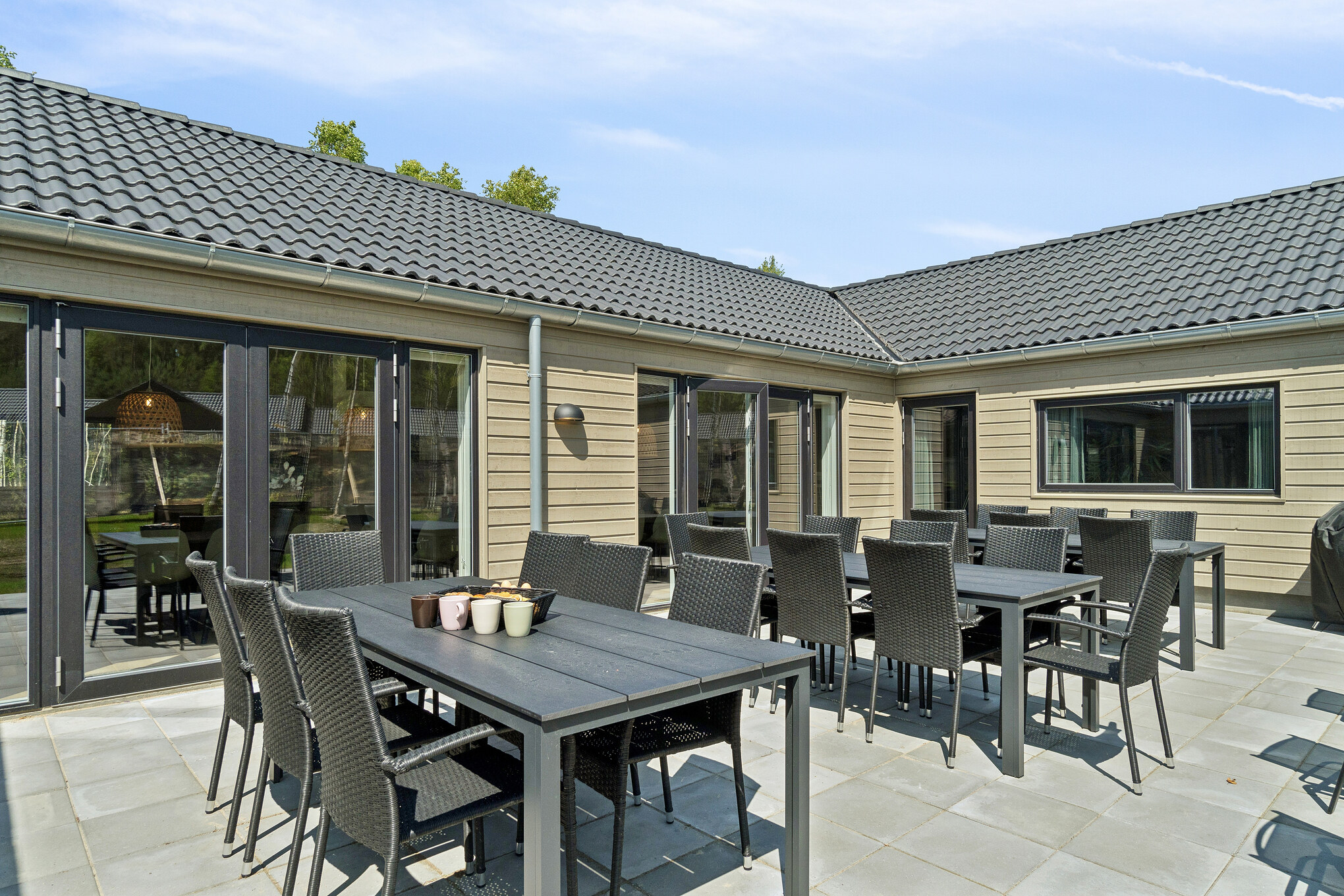 Nyt en grillkveld på terrassen i luksushus nr. 807 i Østjylland