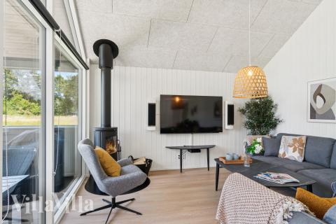 Sofaen i luksushus nr. 685 i Nordsjælland er perfekt for å hygge seg med et brettspill eller se en film sammen.