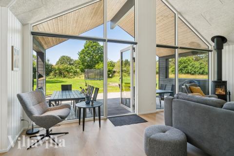 Det er god plass til hygge i feriehusets sofagruppe under oppholdet i luksushus nr. 685