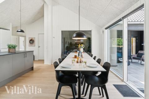 Det er plass til 14 personer i det store lyse oppholdsrommet i luksushus nr. 685.