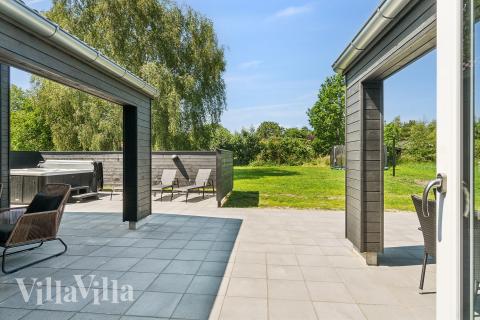 På terrassen i feriehus nr. 685 er det plass til 14 personer.