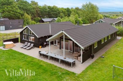 Dette lekre huset med svømmebasseng, nr. 320, med plass til 18 personer, ligger i Østjylland