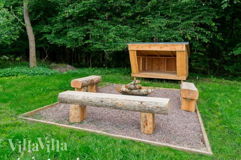 I det attraktive feriehuset nr. 320 i Østjylland finnes det mengder av utendørsaktiviteter, som leketårn og huskestativ.