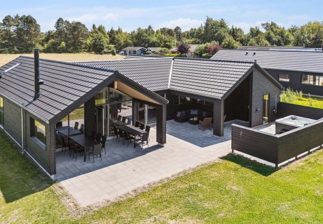 Dette lekre huset med svømmebasseng, nr. 685, med plass til 14 personer, ligger i Nordsjælland