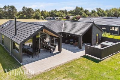 Dette lekre huset med svømmebasseng, nr. 685, med plass til 14 personer, ligger i Nordsjælland