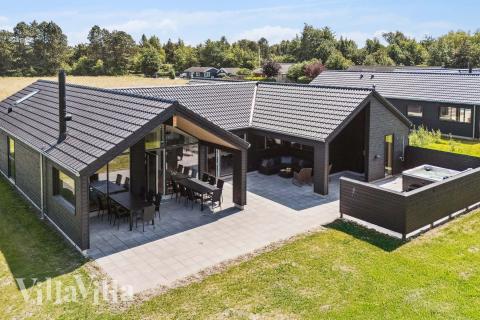 Dette lekre huset med svømmebasseng, nr. 685, med plass til 14 personer, ligger i Nordsjælland
