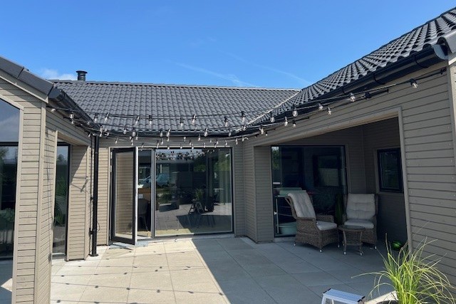Luksushus nr. 560 har en deilig terrasse med gode hagemøbler til 16 personer.
