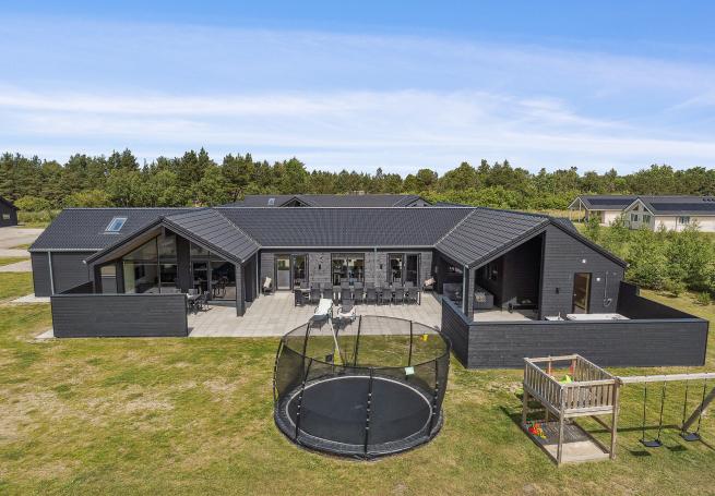 Dette lekre huset med svømmebasseng, nr. 608, med plass til 26 personer, ligger i Vestjylland