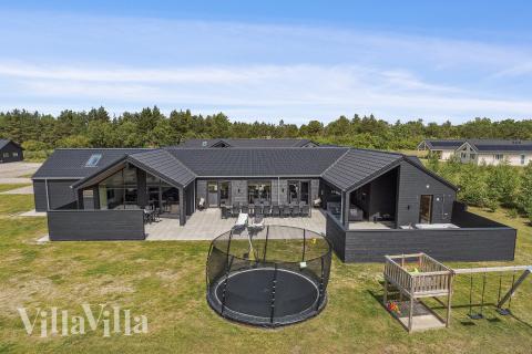 Dette lekre huset med svømmebasseng, nr. 608, med plass til 26 personer, ligger i Vestjylland