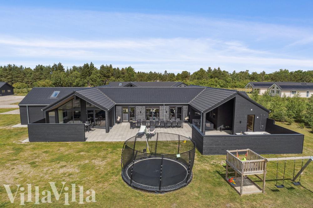 Dette lekre huset med svømmebasseng, nr. 608, med plass til 26 personer, ligger i Vestjylland