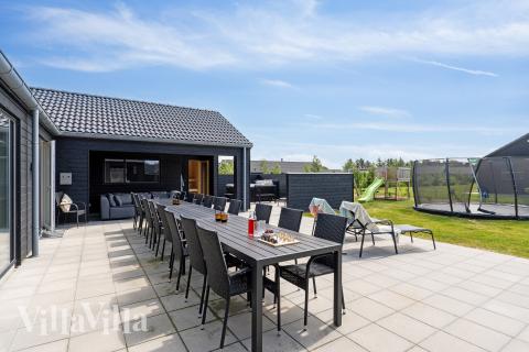 Luksushus nr. 608 har en deilig terrasse med gode hagemøbler til 26 personer.