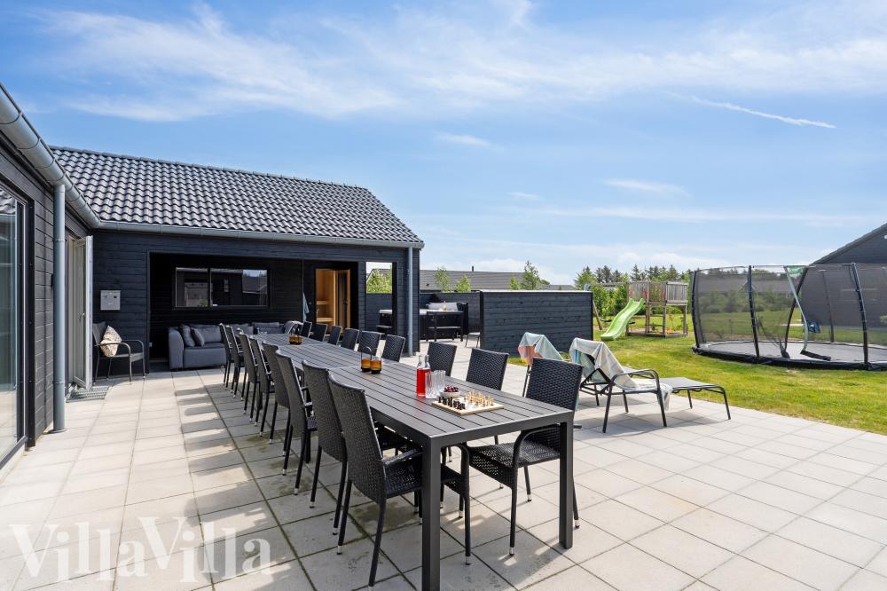 Luksushus nr. 608 har en deilig terrasse med gode hagemøbler til 26 personer.