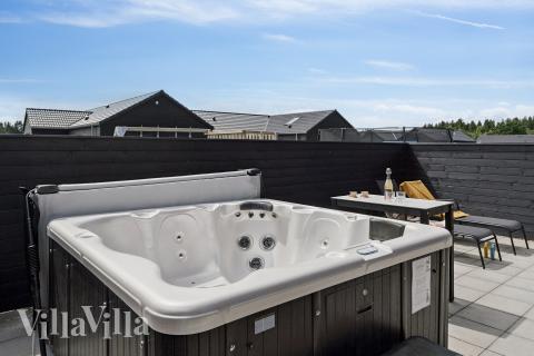 Nyt varmen i boblebadet i luksushus nr. 608 i Vestjylland
