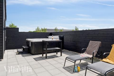 Nyt en grillkveld på terrassen i luksushus nr. 608 i Vestjylland